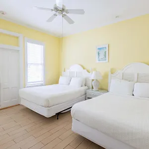 Deluxe Queen At The Curry Mansion - Parking & Heated Pool! Key West